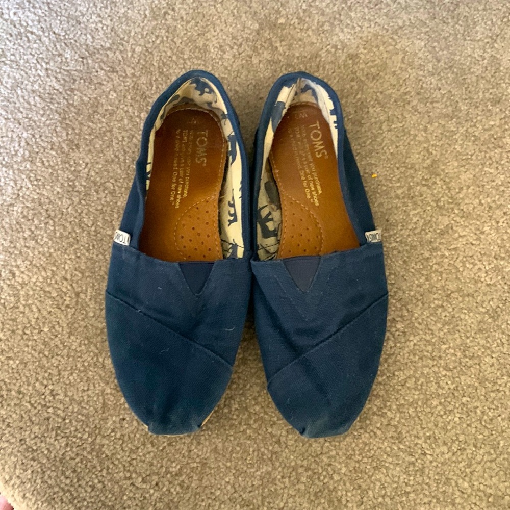 Tom’s navy blue slip ons size 7
